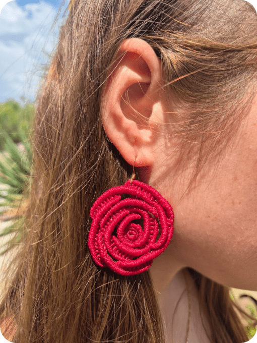 Éclosion Écarlate – Boucles d'oreilles en micro-macramé tissé