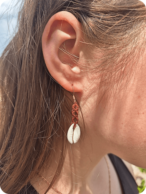 Sable Nomade – Boucles d'oreilles en micro-macramé et coquillage cauri
