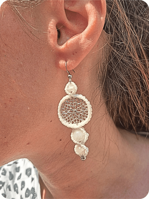 Rosée d'Élégance – Boucles d'oreilles en micro-macramé et quartz rose