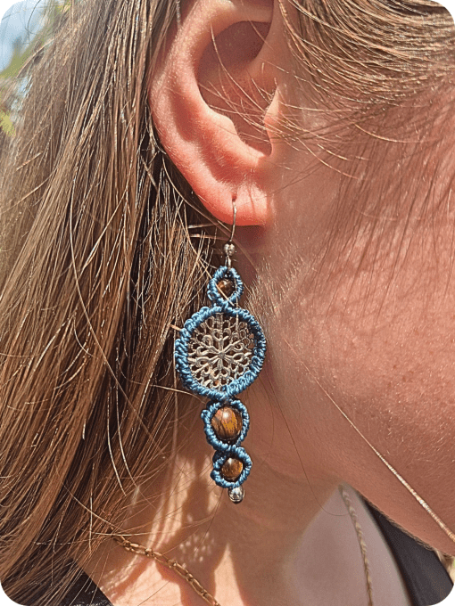 Rosée d'Élégance – Boucles d'oreilles en micro-macramé, œil de tigre et acier inoxydable
