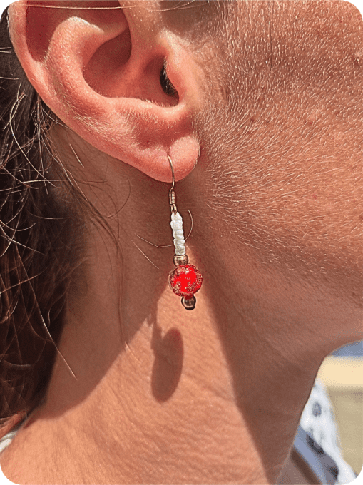 Lueur d'Essence – Boucles d'oreilles en micro-macramé et perle de Murano