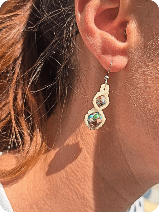 Éclats d'Émail – Boucles d'oreilles en micro-macramé et perles peintes