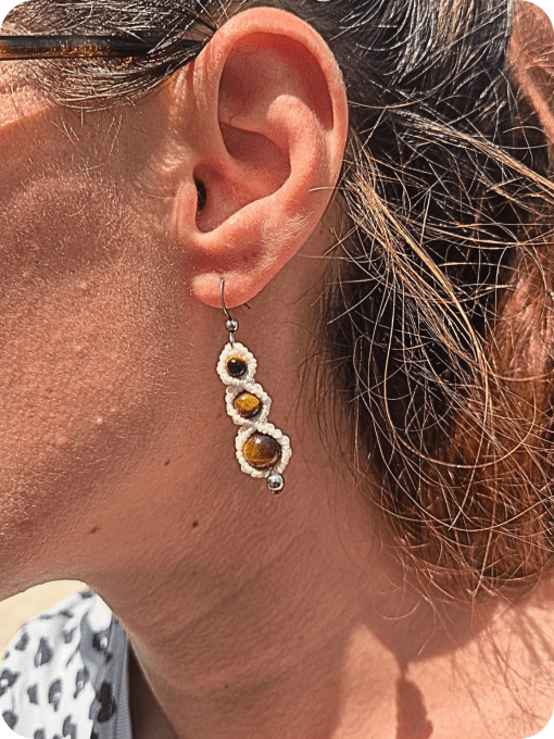Lueur Tigrée – Boucles d'oreilles en micro-macramé et œil de tigre