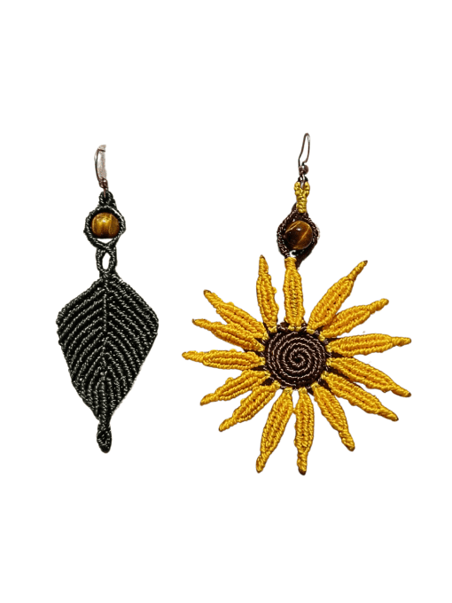 Boucles d'Oreilles Dépareillées "Tournesol et Feuille" en Micro-Macramé avec Œil de Tigre